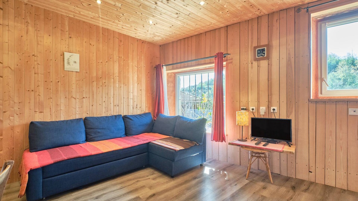 Saint-Antoine-l'Abbaye Apartment | Apartment 'De La Maroquinerie' with Wi-Fi