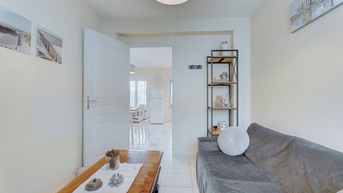 Saint-Benoit-des-Ondes Apartment | Apartment 'Grain De Sable' with Private Terrace and Wi-Fi