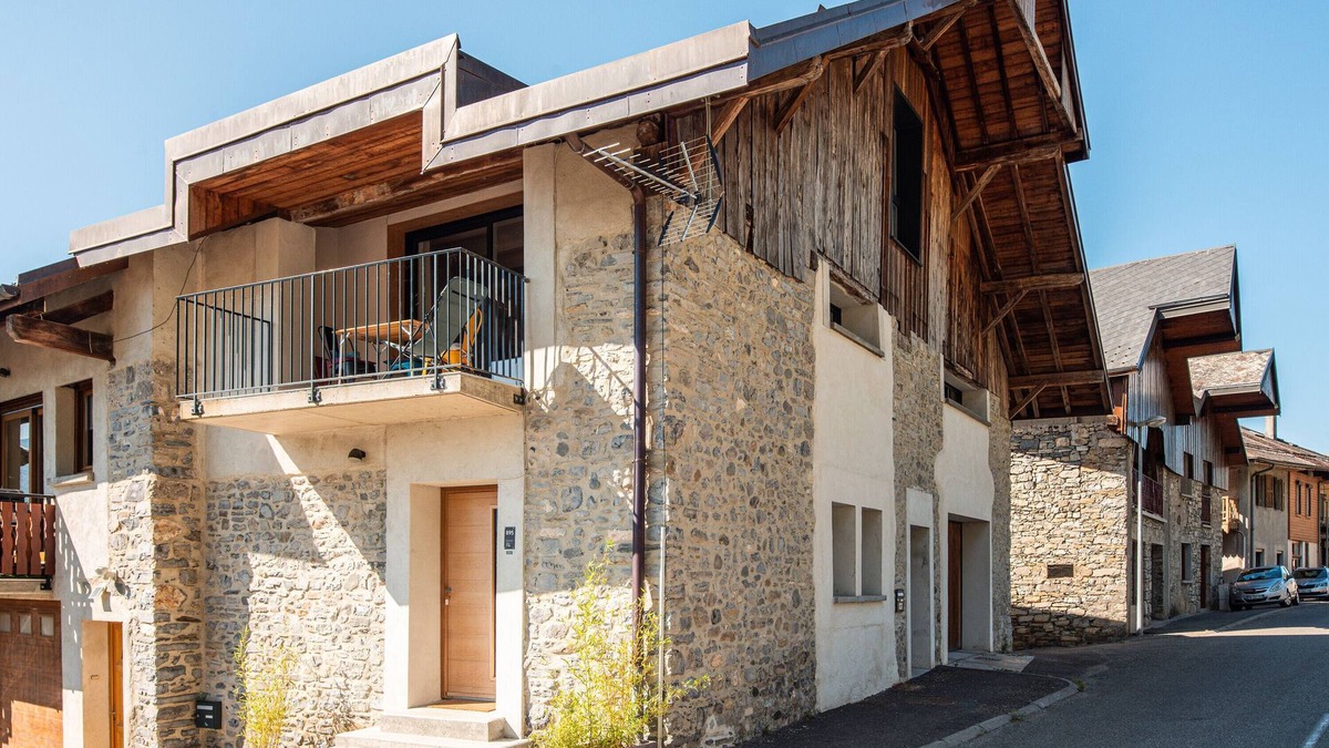 Saint-Pierre-d'Albigny Apartment | Apartment 'Chez Flo - Clim Parking - Clg' with Mountain View and Air Conditioning