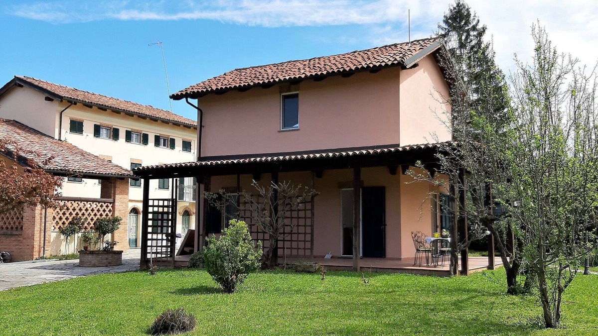 Mombaruzzo House | Apartment in a detached house ideal for couples with children fenced garden