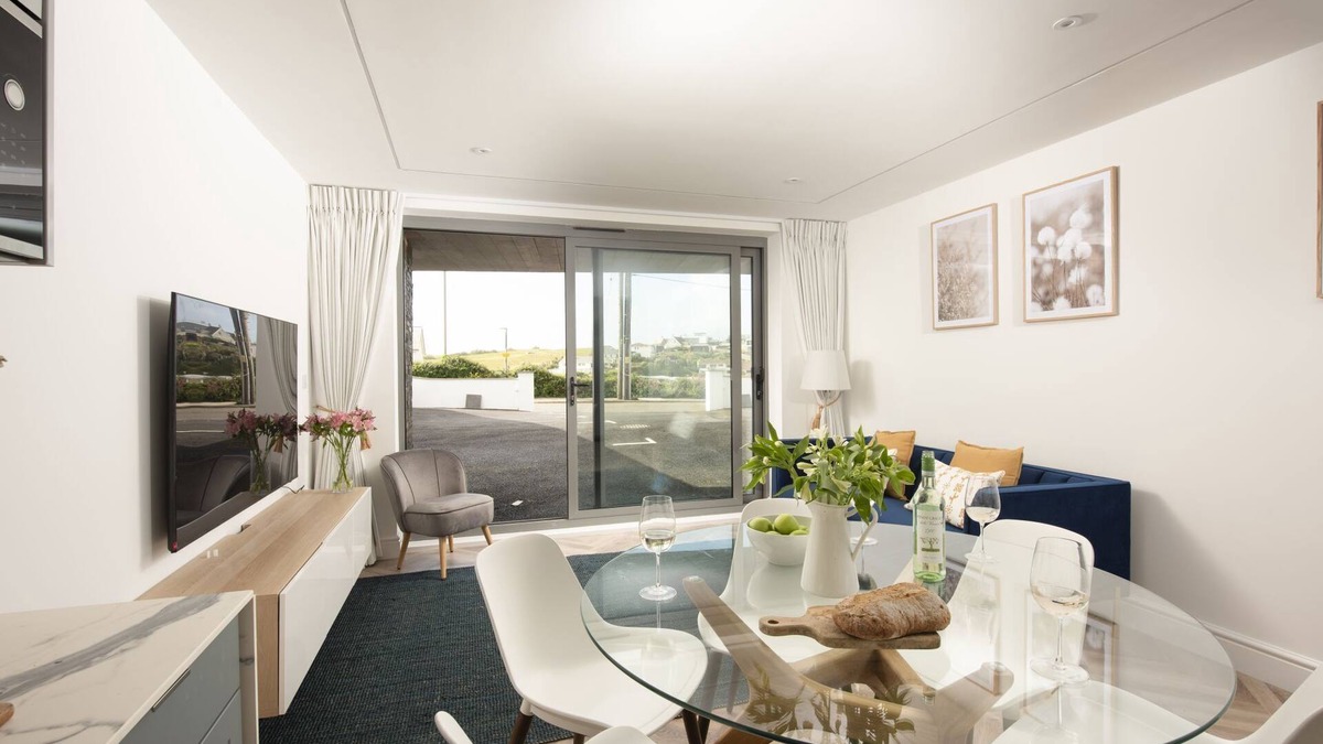 Porth Apartment | Apartment 1, Oasis Sands - an apartment that sleeps 6 guests in 3 bedrooms