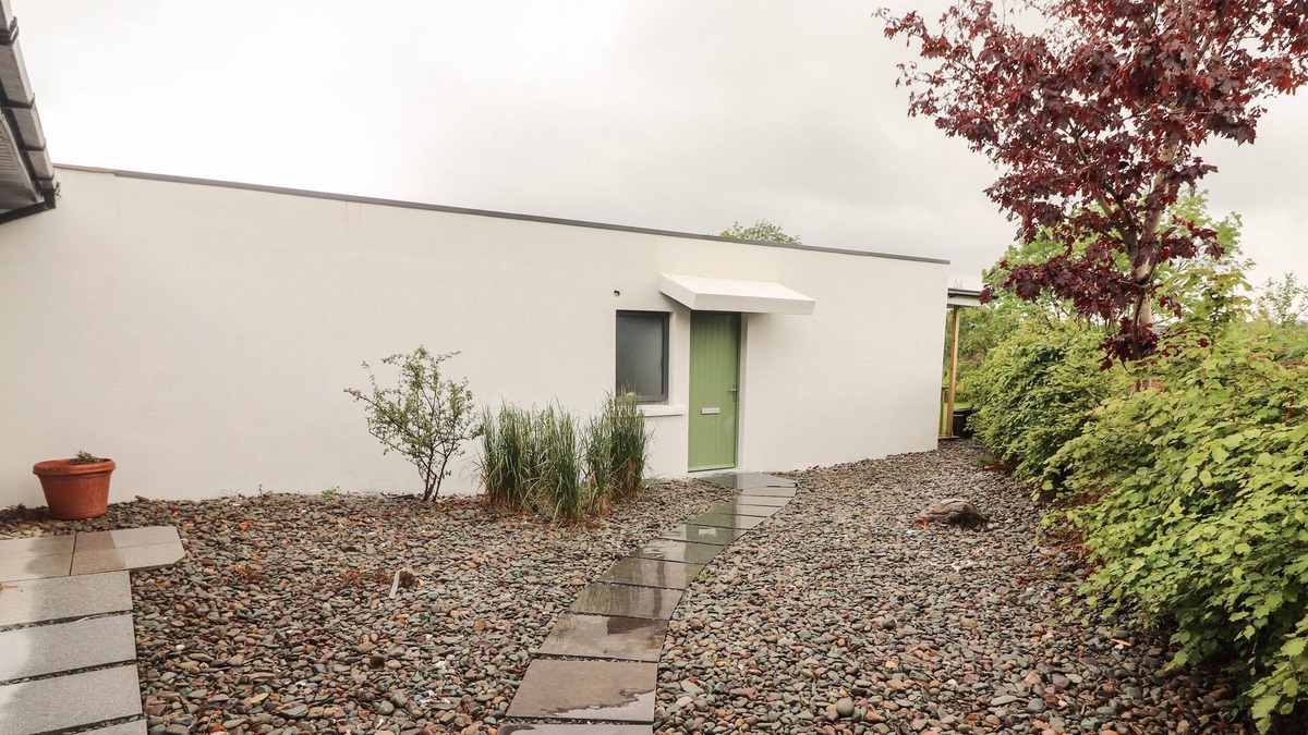 Beaufort Apartment | APARTMENT 1, pet friendly, with a garden in Beaufort, County Kerry