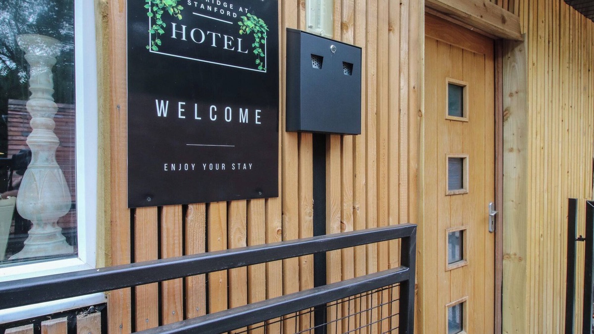 Great Witley Cottage | APARTMENT 1 THE BRIDGE AT STANFORD HOTEL in Great Witley