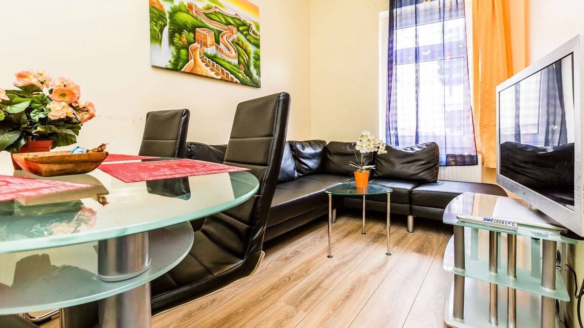 Muelheim Apartment | Apartment 1st floor (W6) - 2x bedrooms - 6x single beds - kitchen - living room