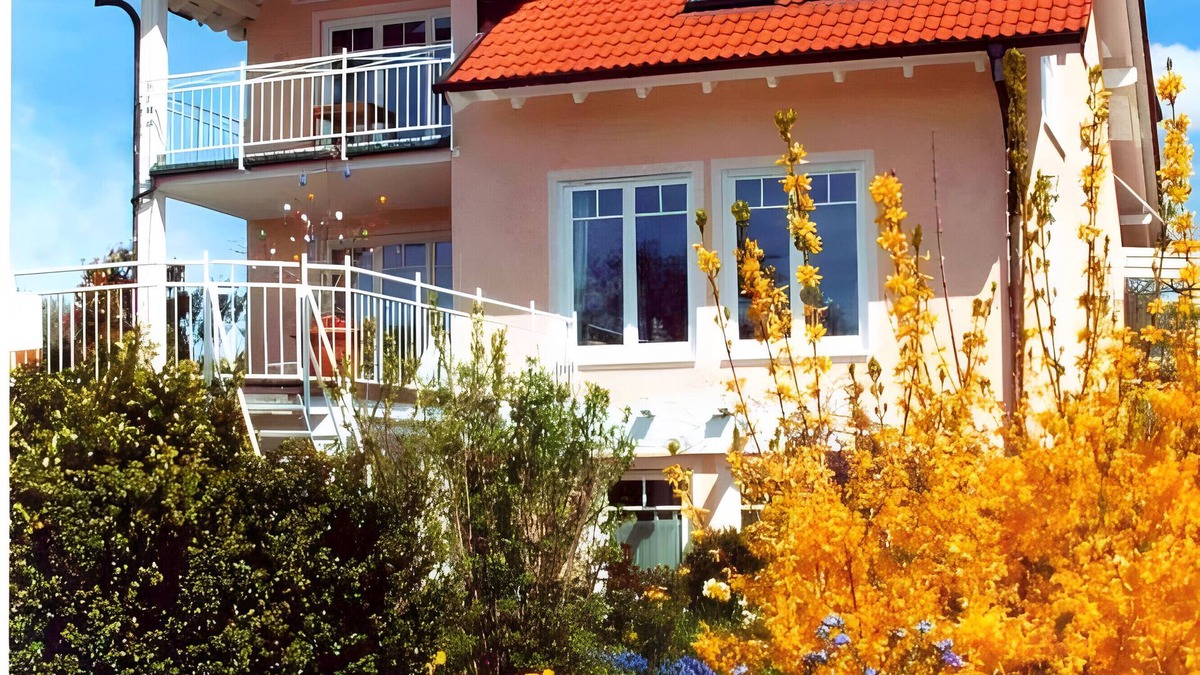 Unteruhldingen Apartment | Apartment '2-Zimmer' with Private Terrace, Shared Garden and Wi-Fi