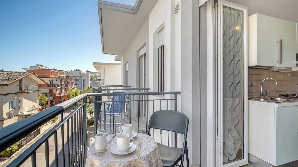 Jesolo Apartment | Apartment '2 Piano' with Shared Terrace, Wi-Fi and Air Conditioning