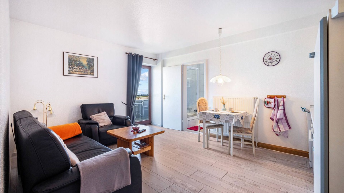 Hillgroven Apartment | Apartment '3-raum Fw 1' with Shared Garden, Balcony and Wi-Fi