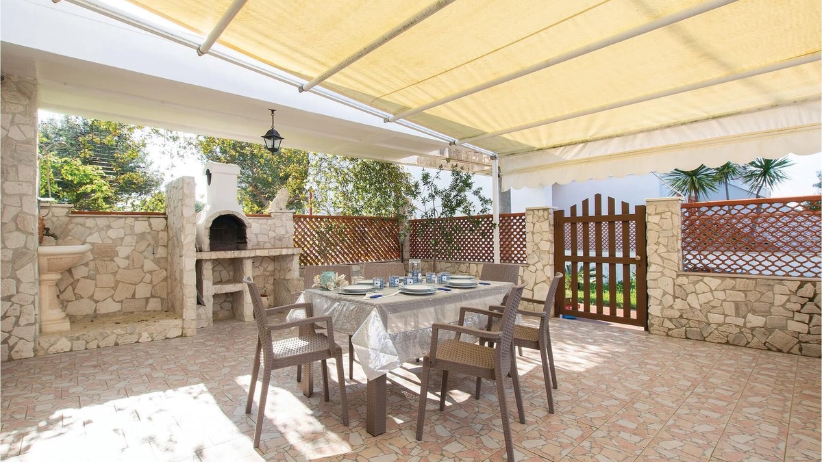 Manfredonia Apartment | Apartment 300 m from the sea of Scalo dei Saraceni, a tourist village south of Manfredonia (15 km),