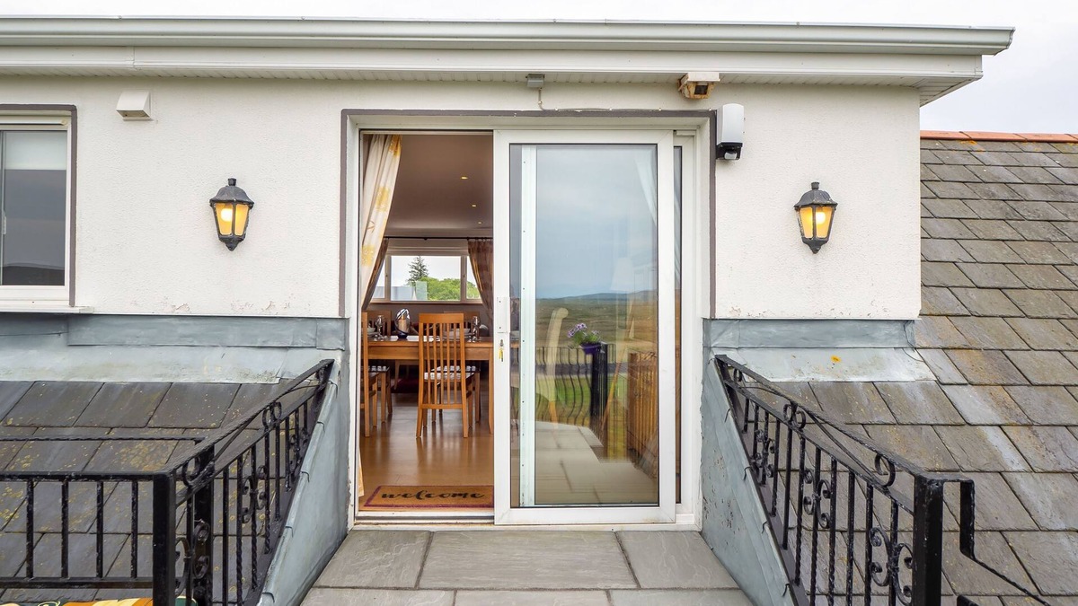 Carna Cottage | Apartment 381 - Carna - sleeps 6 guests in 3 bedrooms