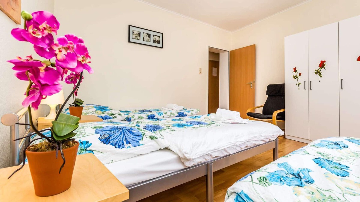 Muelheim Apartment | Apartment 3rd floor (W7) - 2x bedrooms - 6x single beds - kitchen - living room