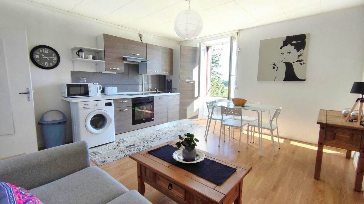 Carhaix-Plouguer Apartment | Apartment 4 a lovely 2 bed flat with garden and parking. No fees.