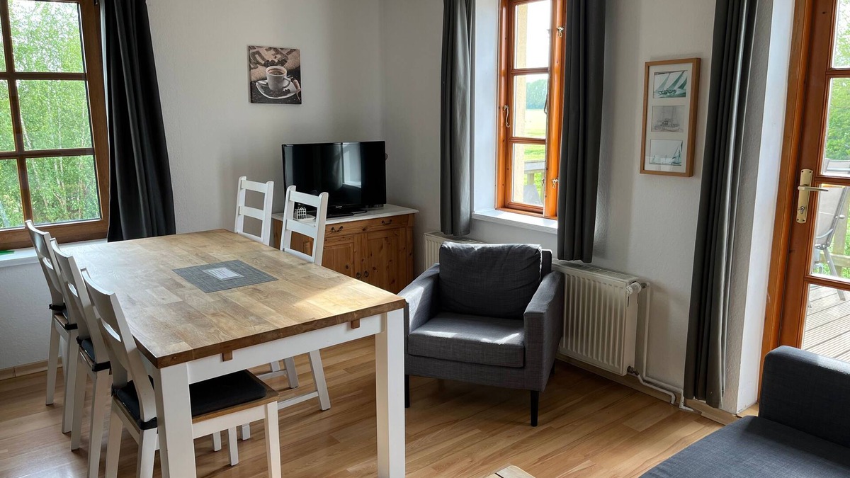Stove Apartment | Apartment 4 with 2 bedrooms (2-5 pers.) on the upper floor - Villa Seeheim vacation property directly on the waterfront