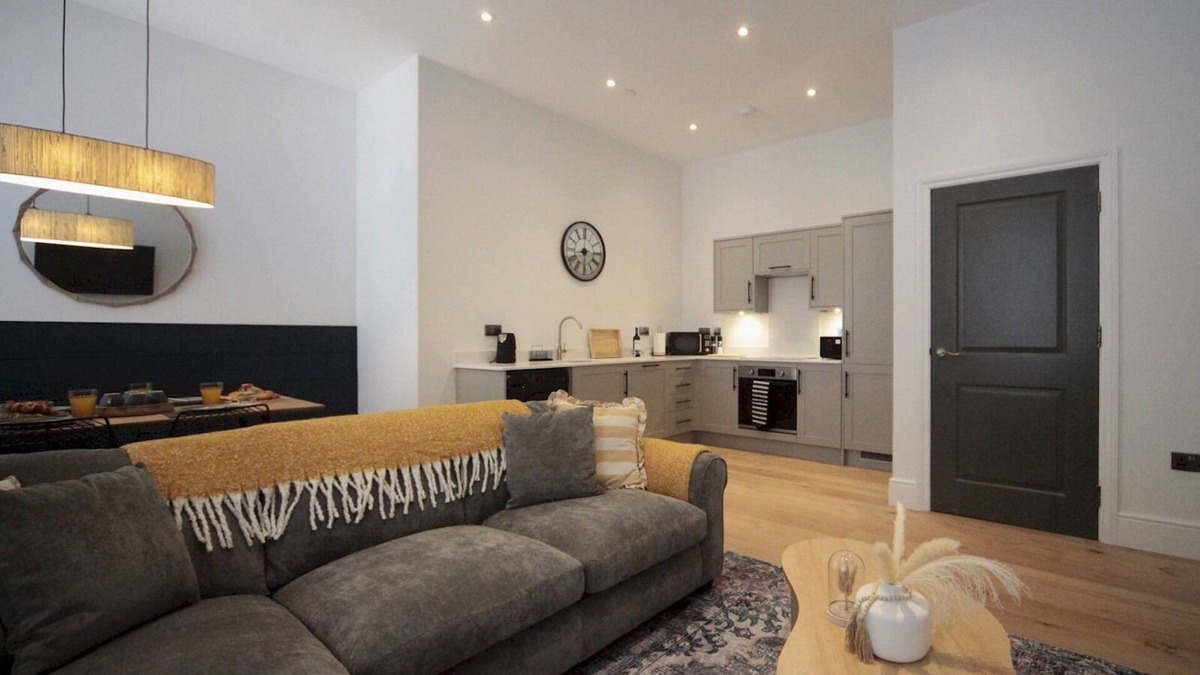 Bont Newydd Apartment | Apartment 5 Old Conservative Club in Historic Town | Pass the Keys