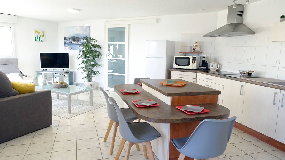 Clairvaux-les-Lacs Apartment | Apartment 60m² in villa with lake view, entrance and independent terrace