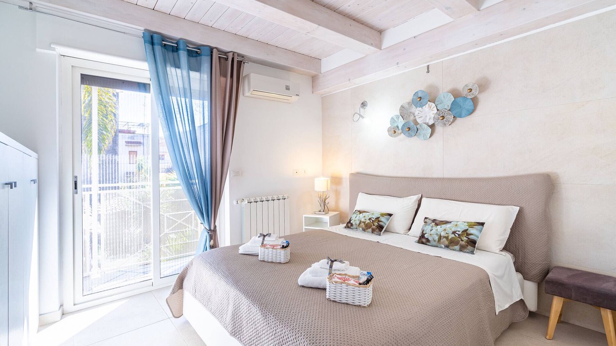 Cibali Apartment | Apartment 'A Casa Di Anto' with Balcony, Wi-Fi and Air Conditioning