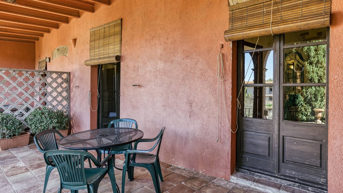 Castello d'Empuries Apartment | Apartment 'Apartaments Can Gibert - Rubina' with Private Terrace, Shared Garden and Wi-Fi