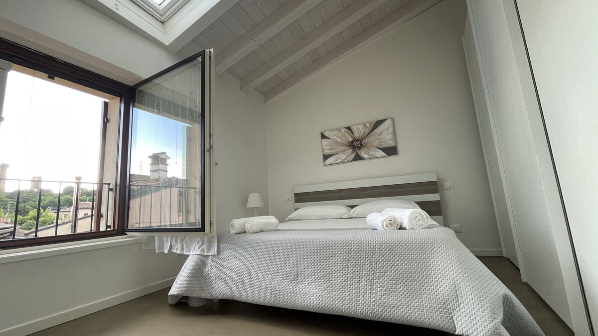 Valeggio sul Mincio Apartment | Apartment 'Appartamento Matteo' with Wi-Fi and Air Conditioning