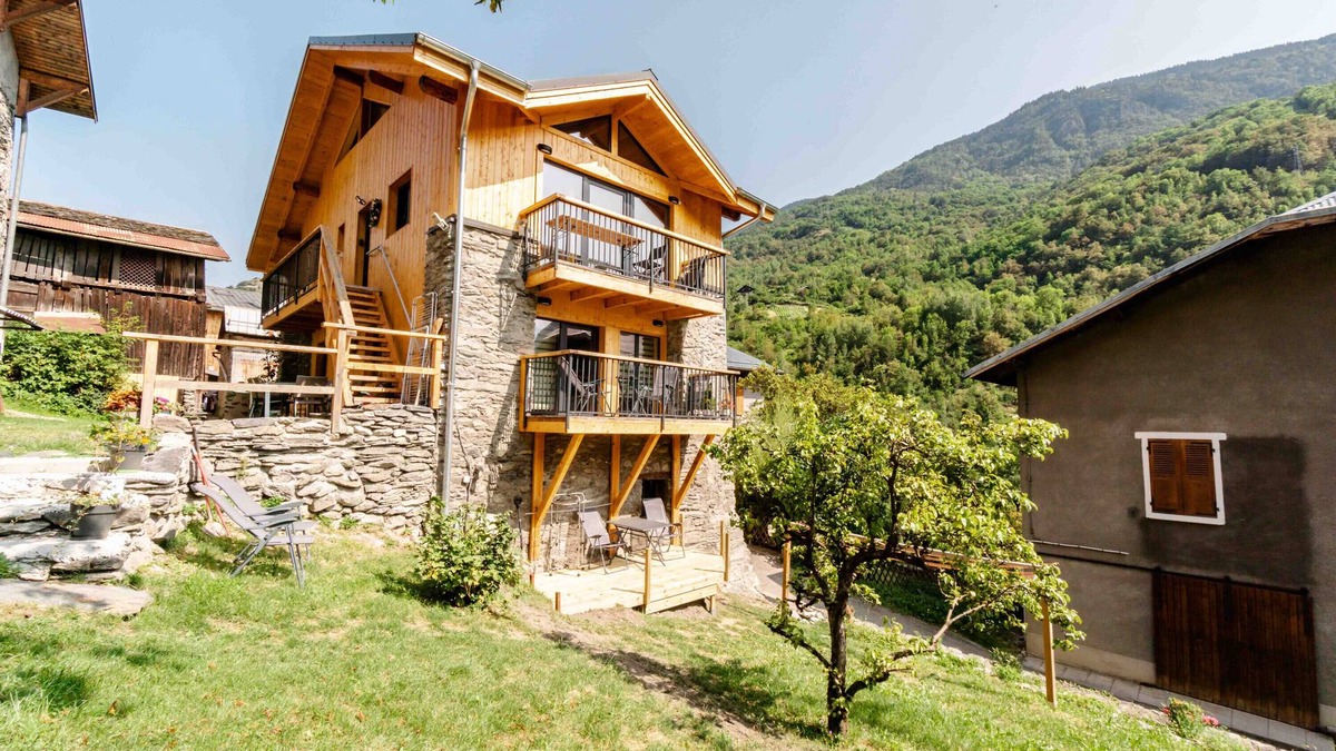 La Perriere Apartment | Apartment 'Agréable 3 Étoiles App 4' with Mountain View, Wi-Fi and Air Conditioning