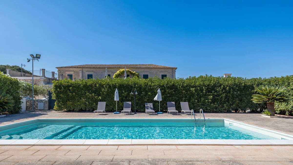 Modica Apartment | Apartment 'Aguglie - Suite Bouganville' with Shared Pool, Wi-Fi and Air Conditioning