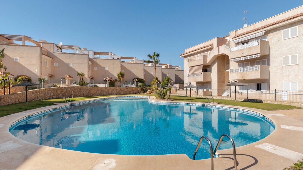 Los Geraeos Apartment | Apartment 'Aguilas Con Ac Y Piscina' with Shared Pool, Wi-Fi and Air Conditioning