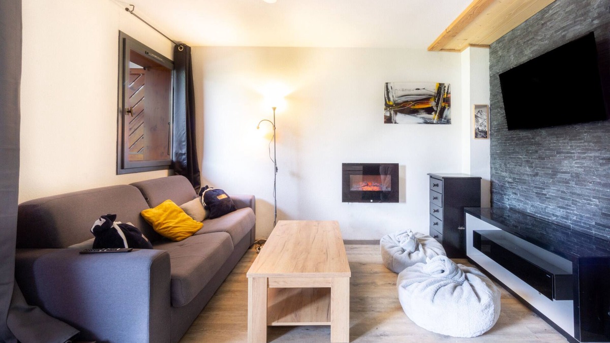 Albiez-le-Vieux Apartment | Apartment 'Albiez' with Mountain View, Shared Pool and Wi-Fi