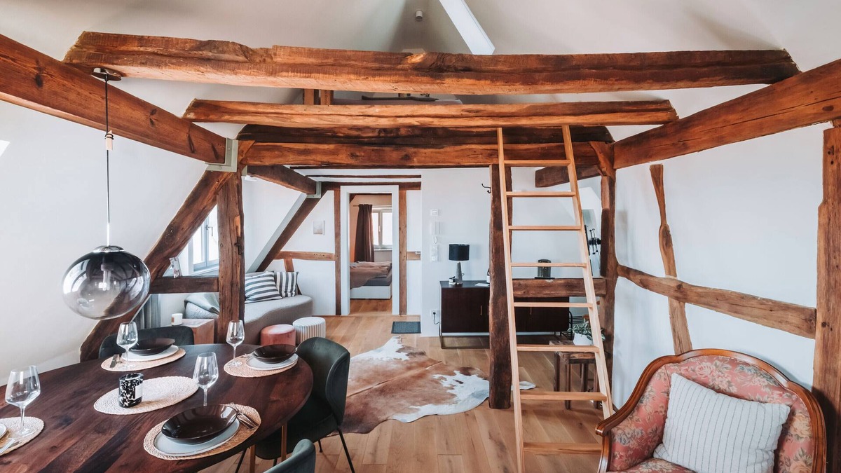 Gleisweiler Apartment | Apartment "Altes Pfarrhaus - Galerie" with Shared Terrace & Wi-Fi