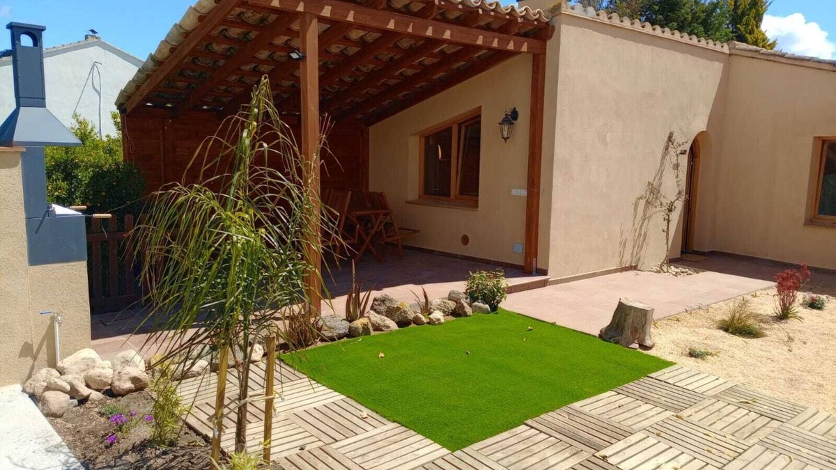 San Martin Sarroca Apartment | Apartment 'Amb Piscina Alta' with Private Pool, Wi-Fi and Air Conditioning