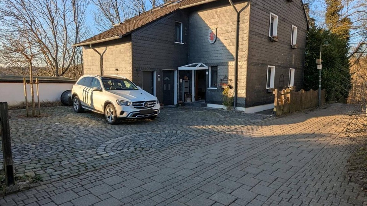Burg an der Wupper Apartment | Apartment 'Am Steinweg' with Mountain View, Private Terrace and Wi-Fi