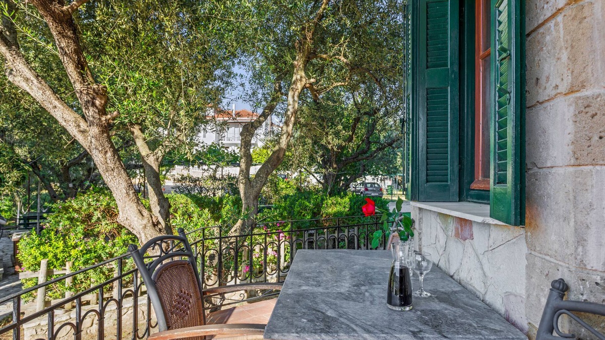 Limni Keri Apartment | Apartment 'Angela' with Shared Garden, Wi-Fi and Air Conditioning