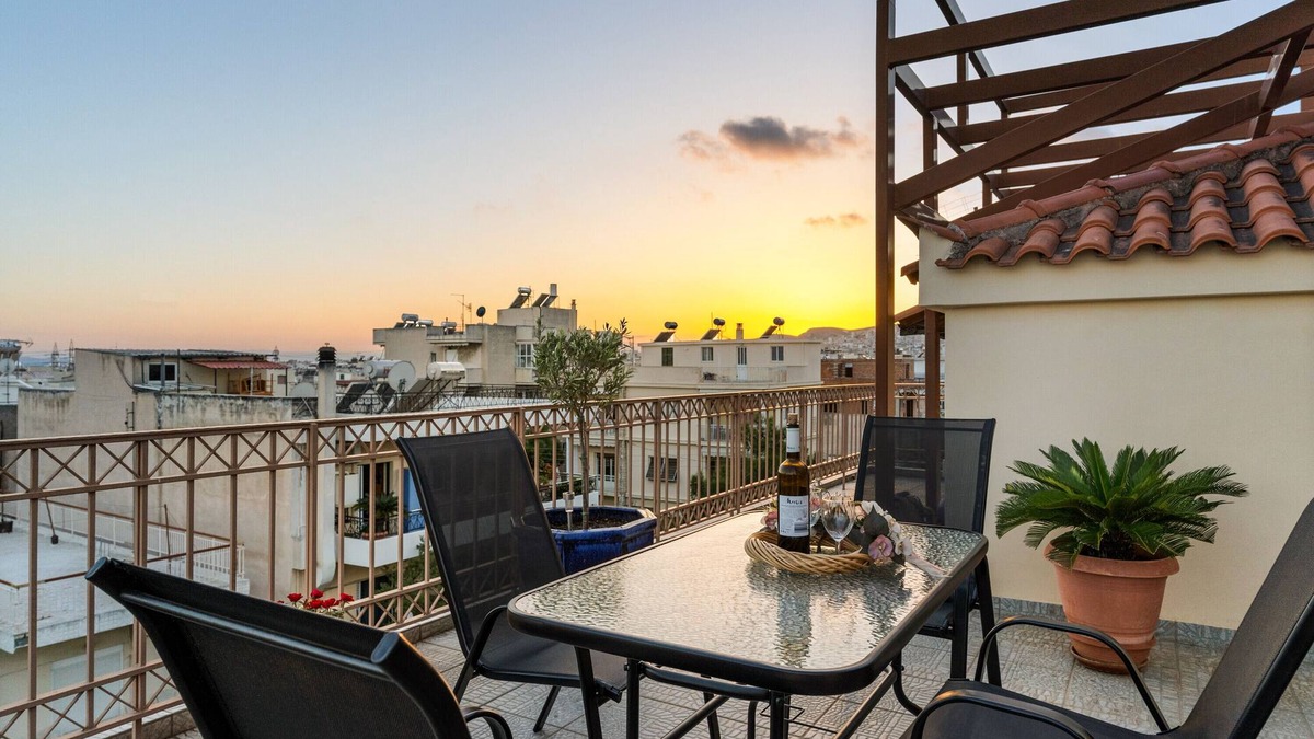 Aigaleo Apartment | Apartment 'Angi and George House' with Shared Terrace, Wi-Fi and Air Conditioning