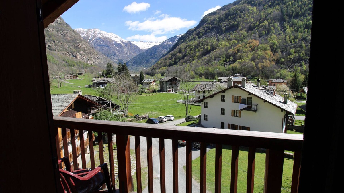Issime Apartment | Apartment 'Anita - Issime Valle D'aosta' with Balcony