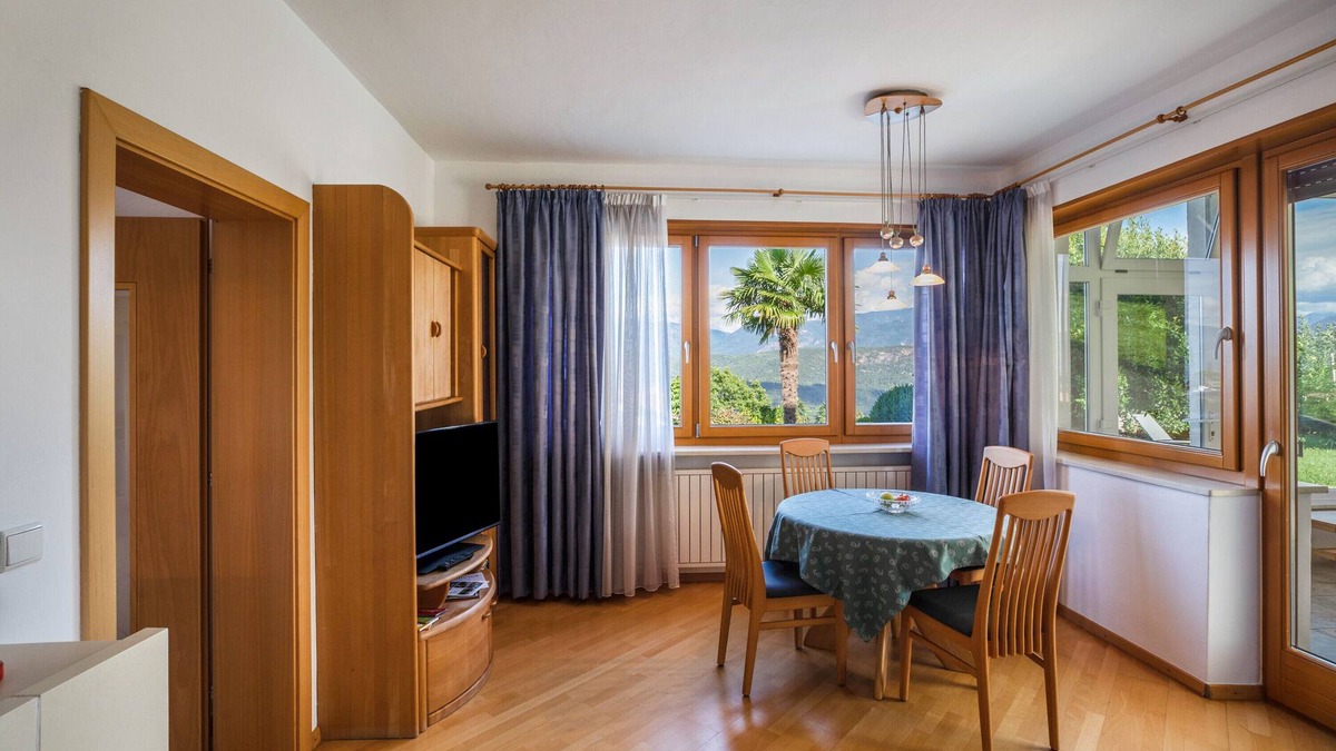 Caldaro Sulla Strada del Vino Apartment | Apartment 'Annenhof Spatz In Der Hand' with Mountain View, Shared Terrace and Wi-Fi
