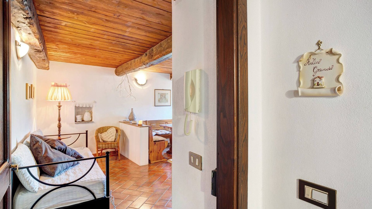 Siglioli Apartment | Apartment Antico Granaio with Mountain View, Shared Pool, Garden and Wi-Fi