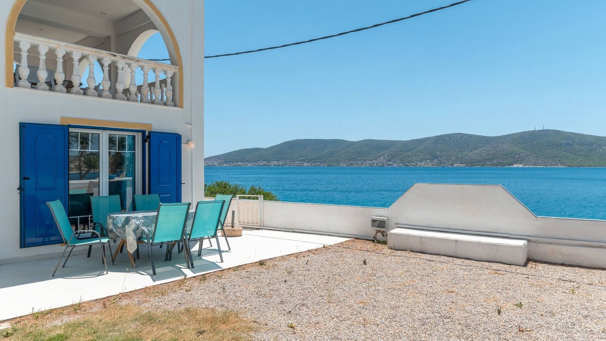 Salamis Apartment | Apartment 'Apollonas' with Sea View, Wi-Fi and Air Conditioning