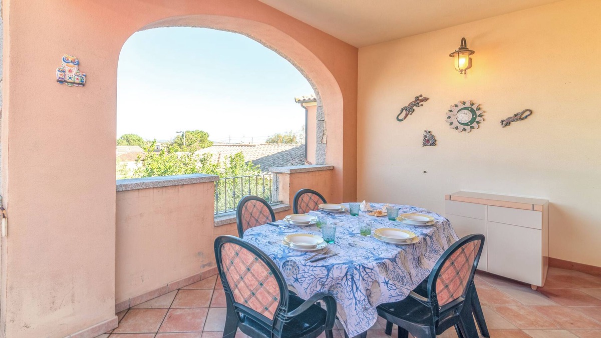 San Teodoro City Centre Apartment | Apartment 'Appartamento I Lecci' with Private Terrace and Balcony