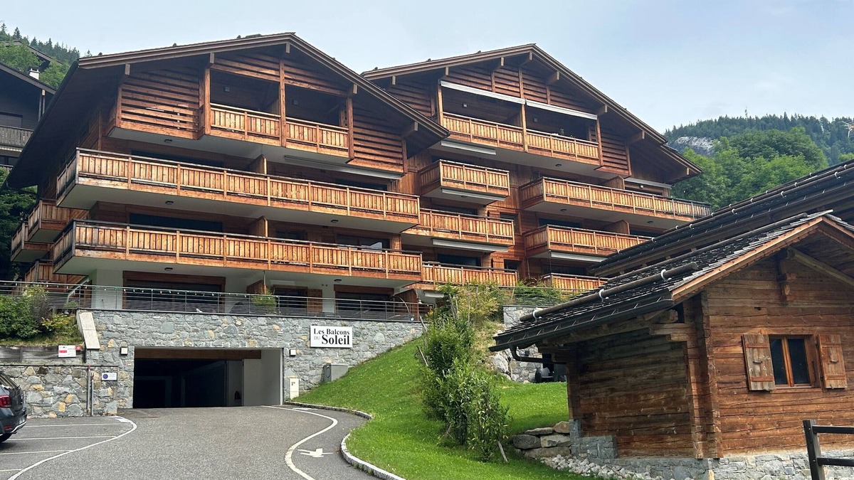 Le Grand-Bornand Apartment | Apartment 'Appartement Le Barat'ski' with Mountain View, Private Terrace and Wi-Fi
