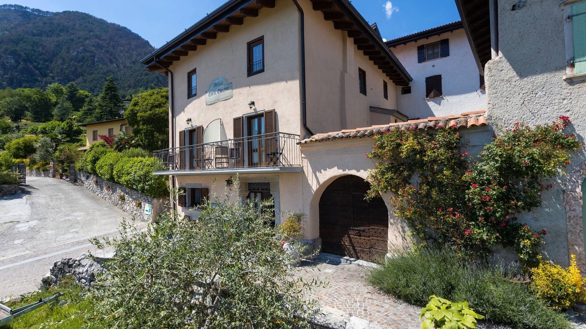 Vesio Apartment | Apartment 'Appartamento Ginevra' with Shared Garden, Balcony and Wi-Fi