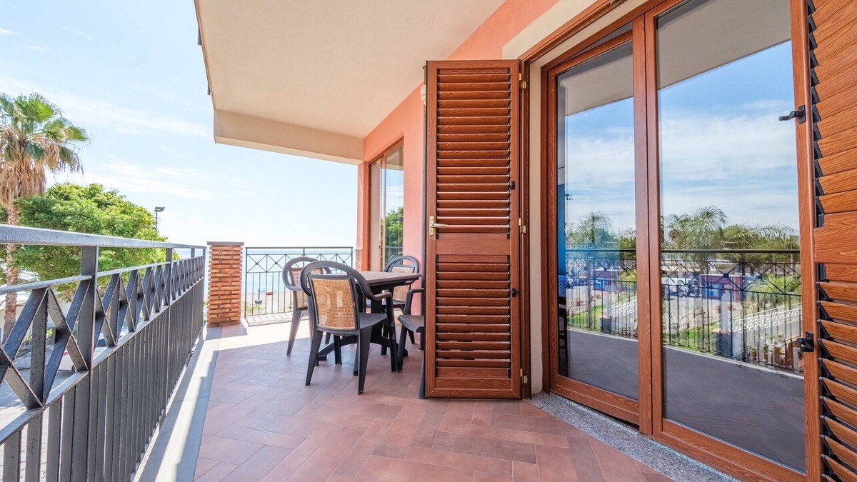 Mazzeo Apartment | Apartment 'Appartamento Daisy' with Sea View, Wi-Fi and Air Conditioning