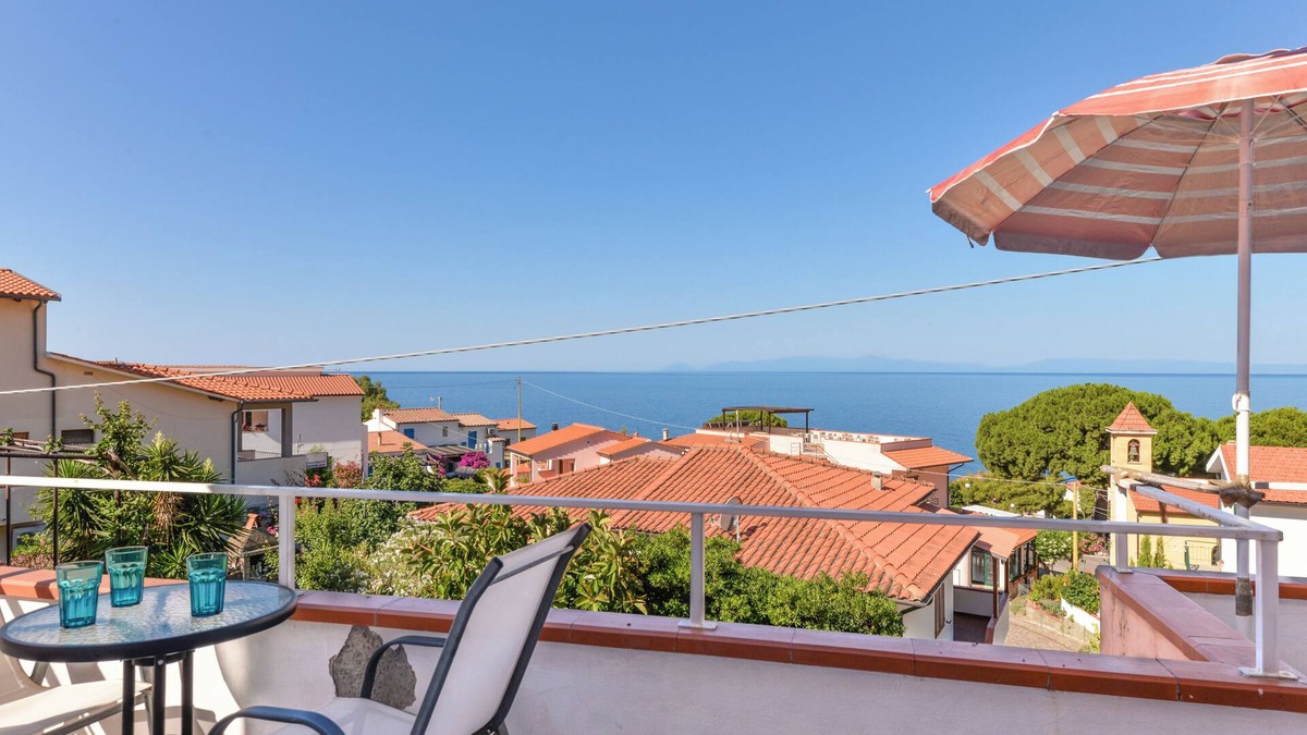 Chiessi Apartment | Apartment 'Appartamento Con Vista Mare Chiessi' with Sea View, Balcony and Air Conditioning