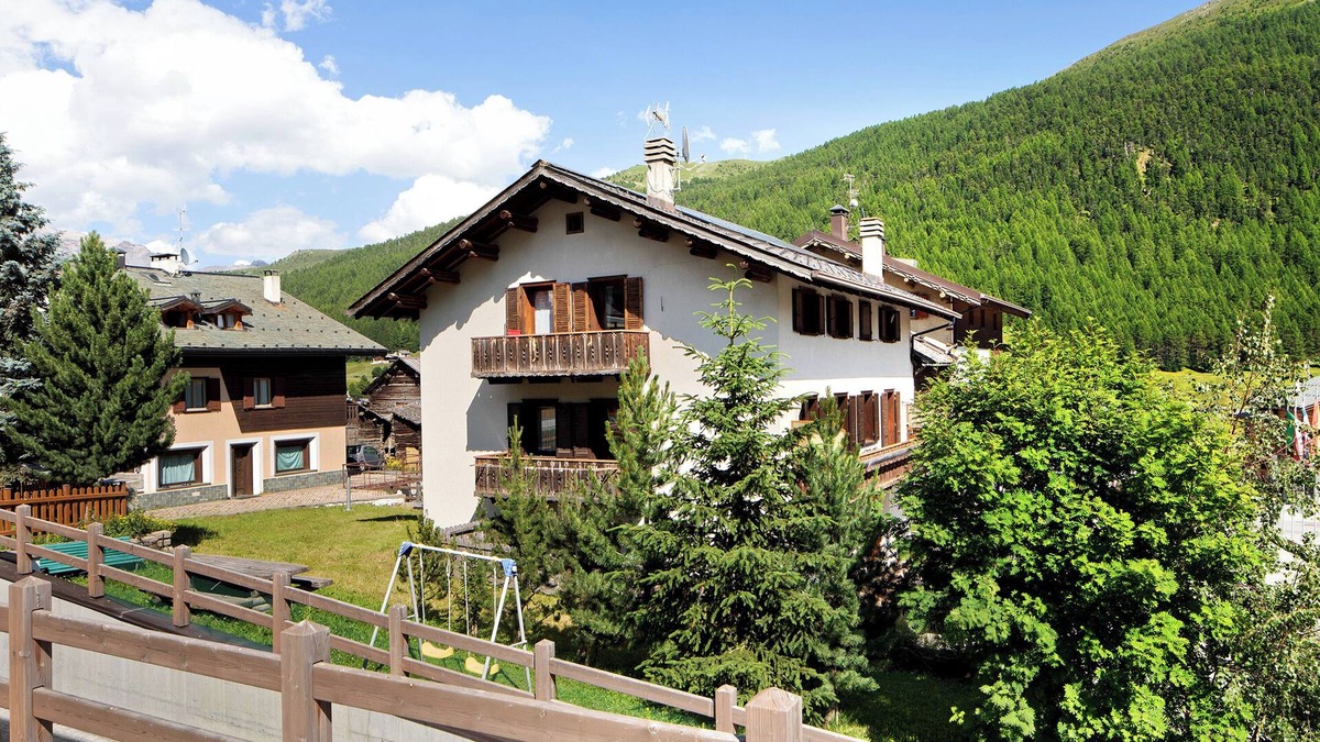 San Rocco Apartment | Apartment 'Appartamento Edelweiss' with Mountain View, Shared Garden and Wi-Fi