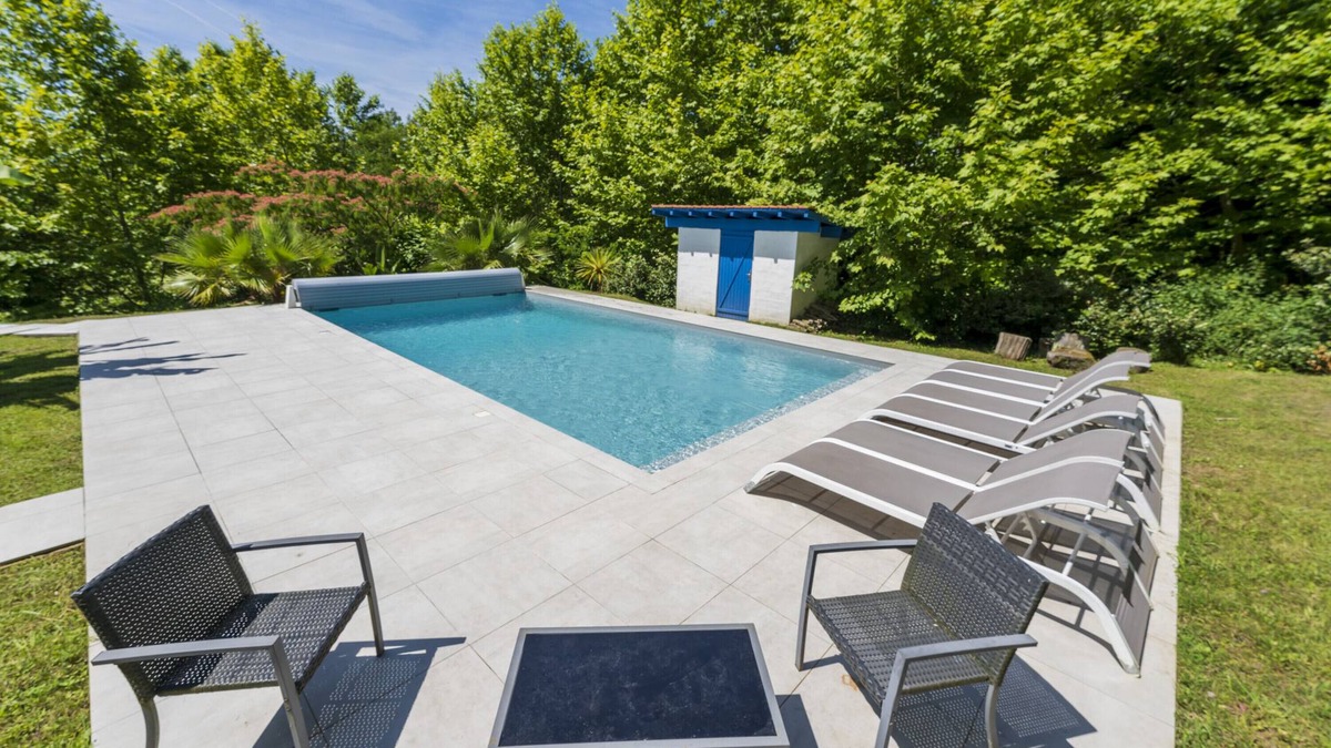 Urcuit Apartment | Apartment 'Appartement Dans Maison Urcuit' with Mountain View, Private Pool and Wi-Fi