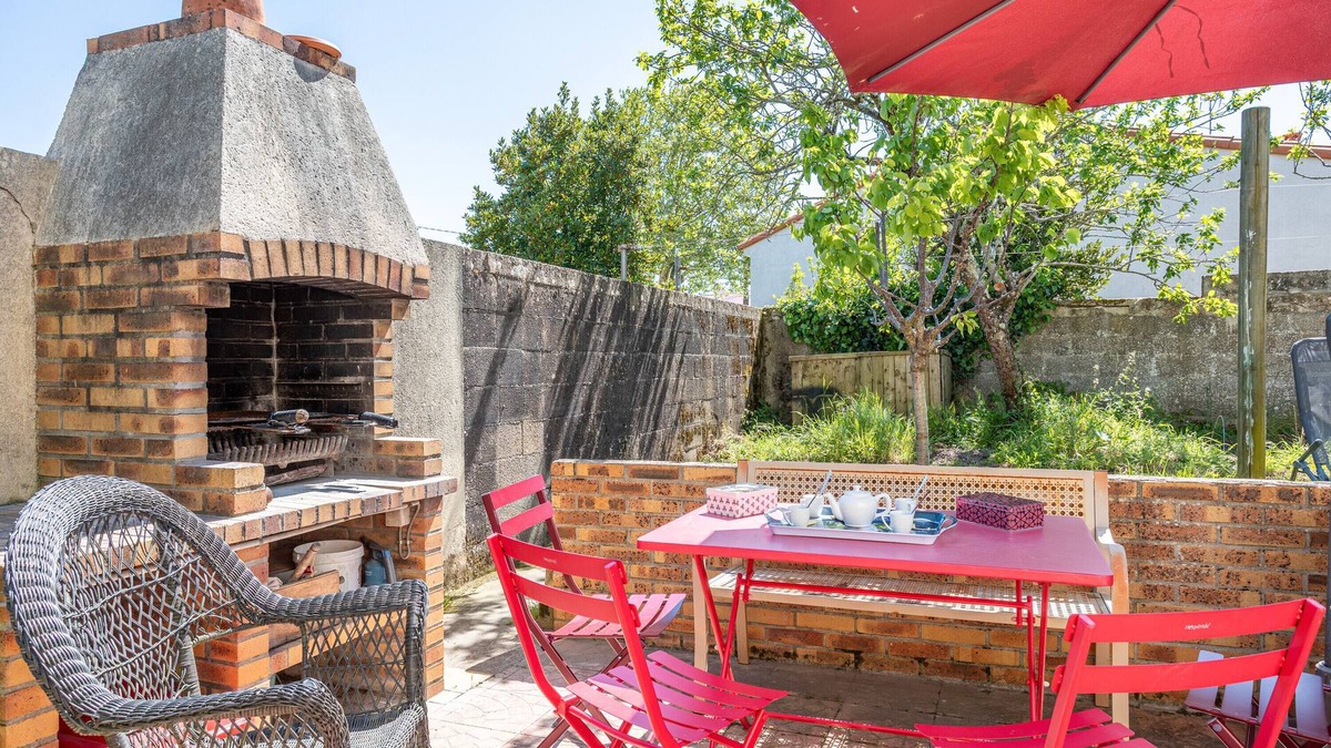 Challans Apartment | Apartment 'Appartement Entre Mer Et Marais' with Shared Terrace, Wi-Fi and Air Conditioning