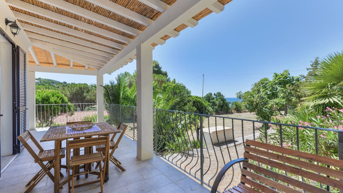 Madonna delle Grazie Apartment | Apartment 'Artistica 5' with Sea View, Shared Terrace and Air Conditioning