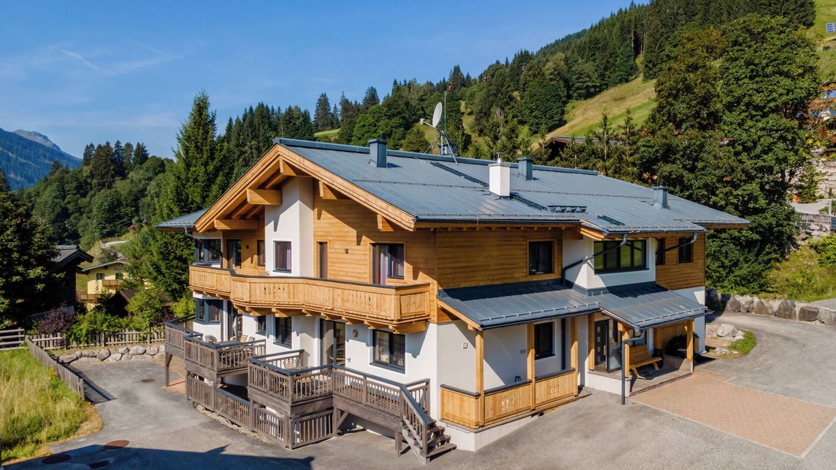 Hinterglemm Apartment | Apartment by the ski slope with sunny terrace