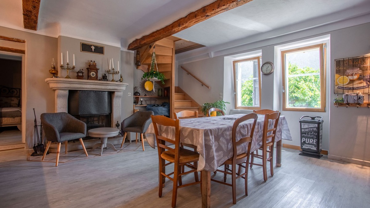 Valderoure Apartment | Apartment 'Authentique Et Confortable' with Shared Garden