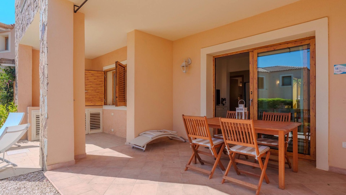 Murta Maria Apartment | Apartment 'Avocado' with Shared Pool, Private Garden and Air Conditioning