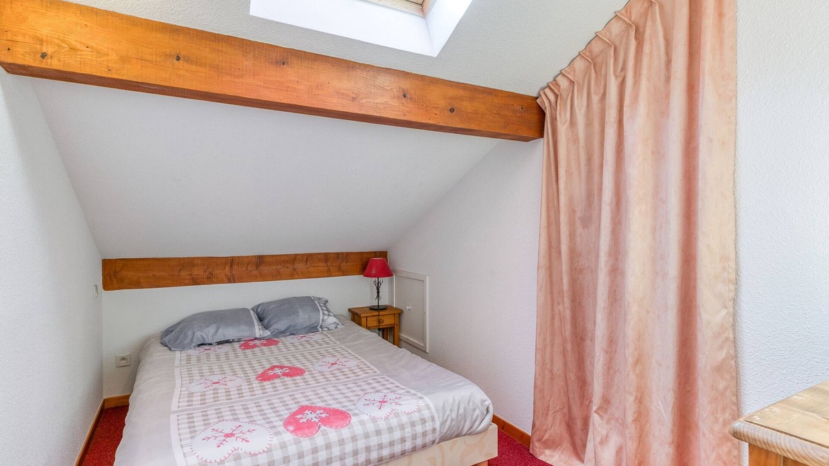 Le Bourg-d'Oisans Apartment | Apartment 'B3 Chamois' with Mountain View, Shared Garden and Wi-Fi