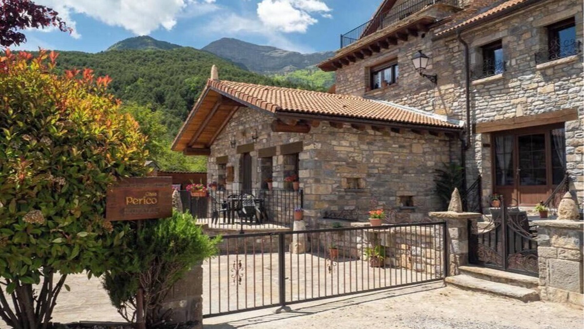 Borrastre Apartment | Apartment 'Bachella' with Mountain View, Private Terrace and Wi-Fi