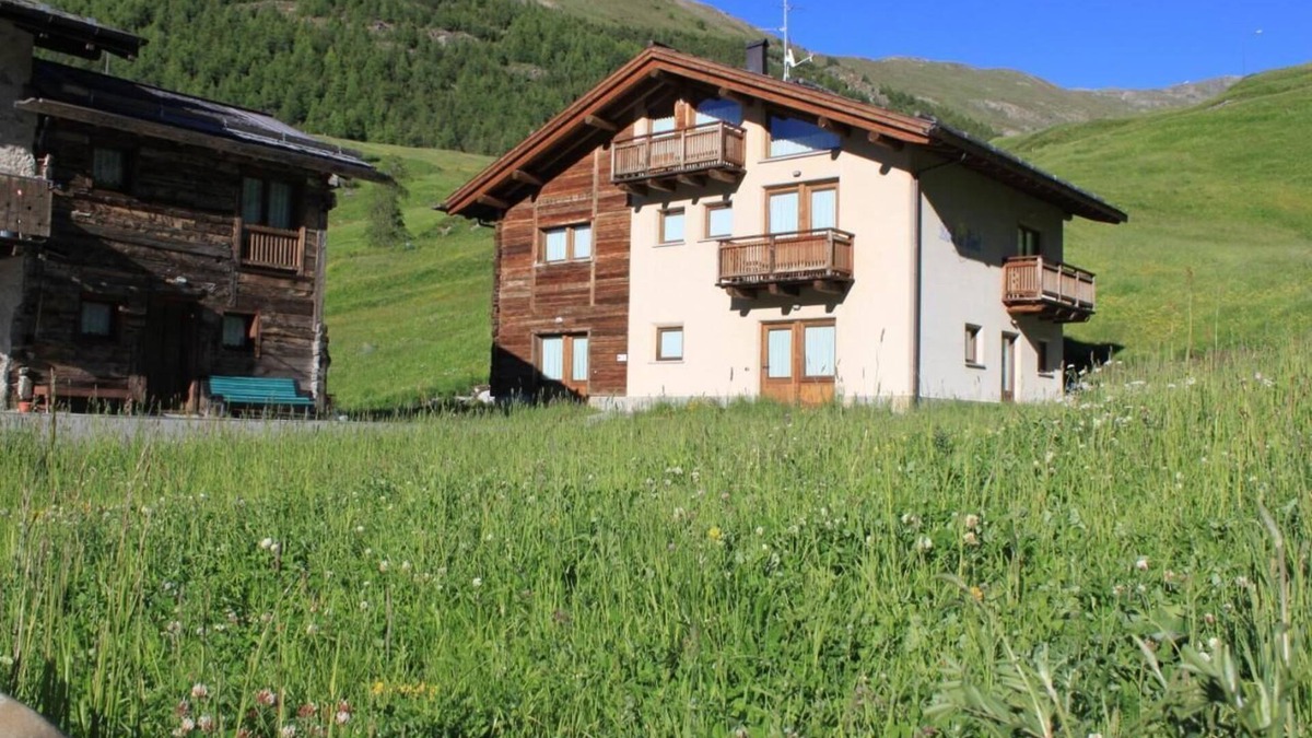 Trepalle Apartment | Apartment "Bait Del Pont 54" with Mountain View, Wi-Fi, Balcony & Garden
