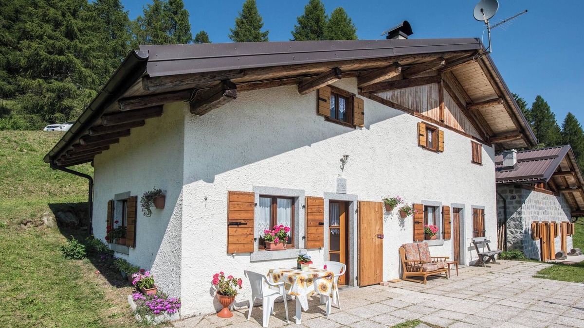 Sella Giudicarie Apartment | Apartment "Baita Località Cap" with Garden & Mountain View